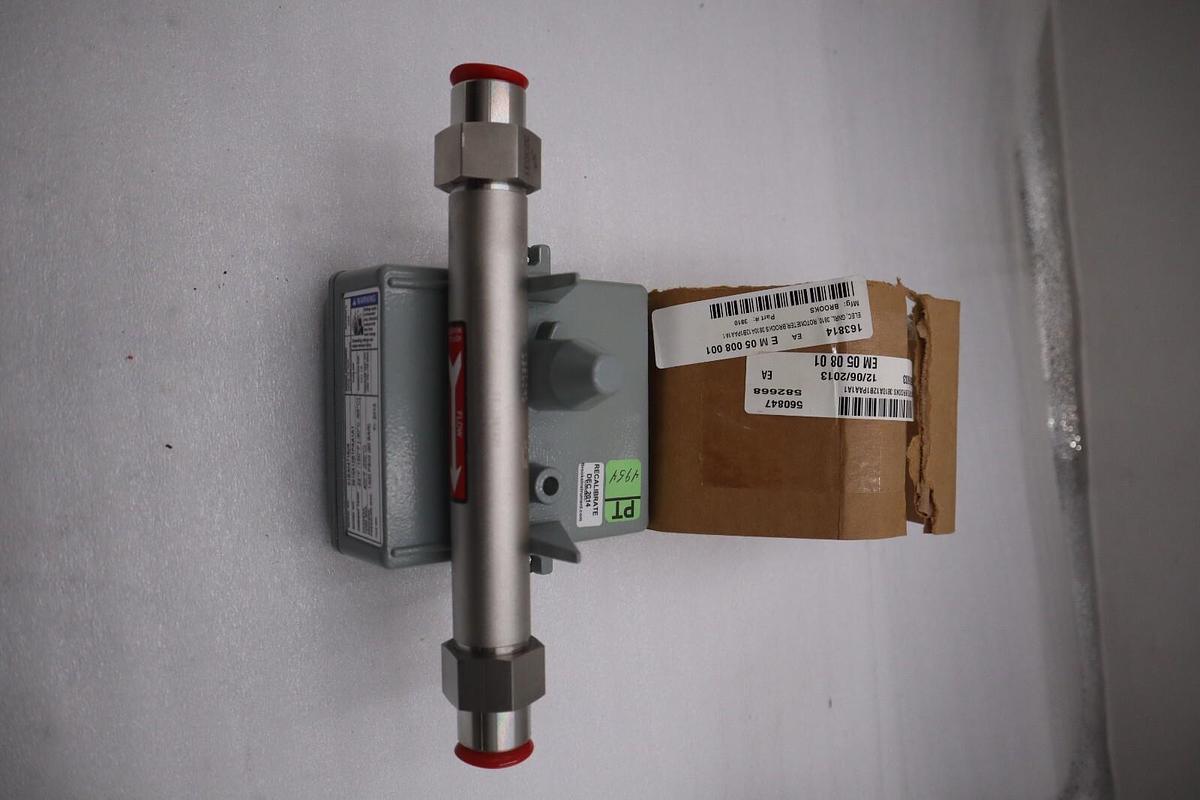 Used NEW OPEN BOX Brooks Instrument MT3810 Flowmeter 1300 PSIG 3810A12B1PAA1A1 G555A