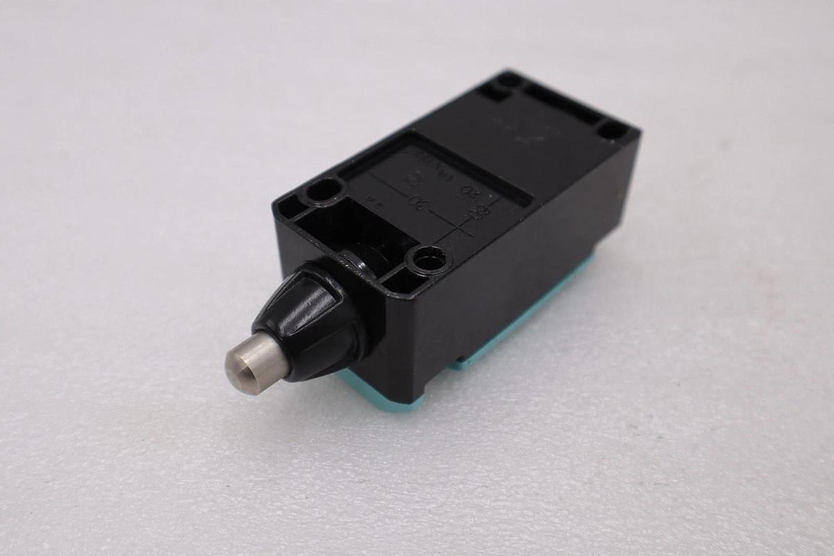 SIEMENS 3SE5112-0CC02 / 3SE51120CC02 NEW NO BOX STOCK H1157A