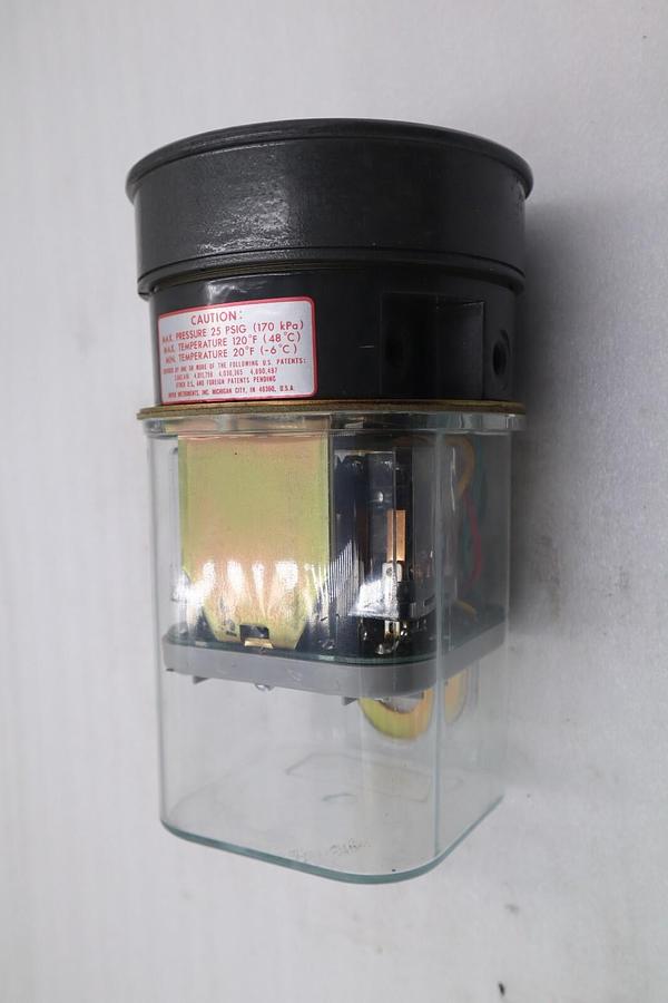 Used Dwyer 3304 Photohelic Pressure Switch Water Gauge STOCK 5524