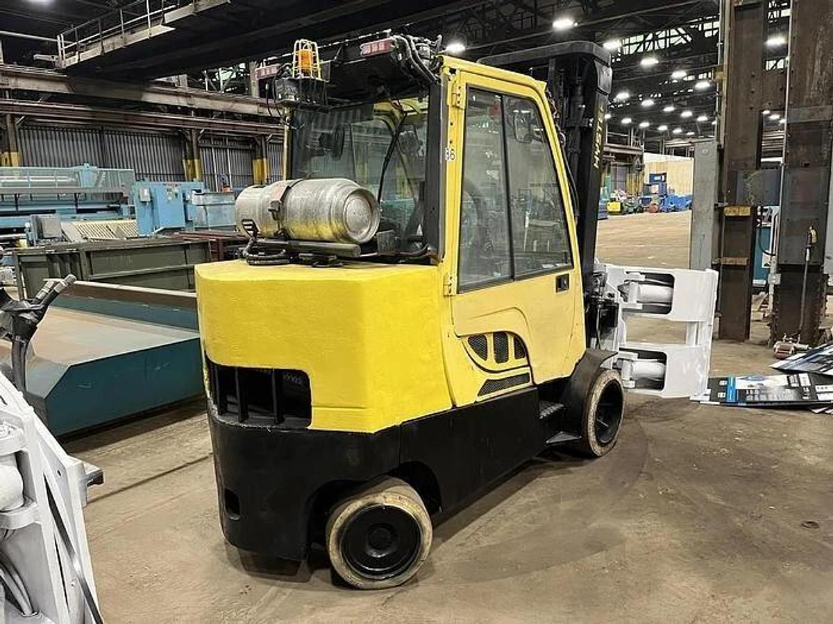Used 2019 12,000 POUND HYSTER MODEL S120FTPRS ENCLOSED CABIN ROLL CLAMP FORKLIFT