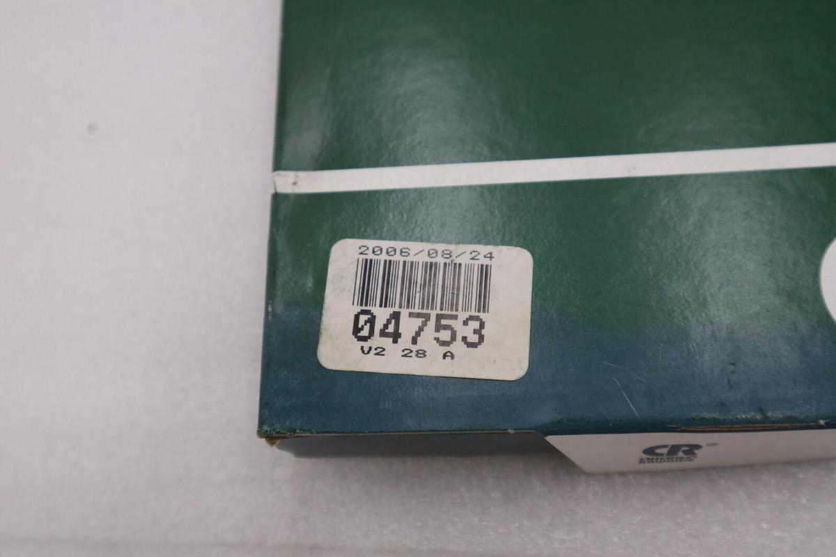 402754 CR SEALS CHICAGO RAWHIDE OIL SEAL NEW IN BOX (4 AVAILABLE) STOCK 5558A