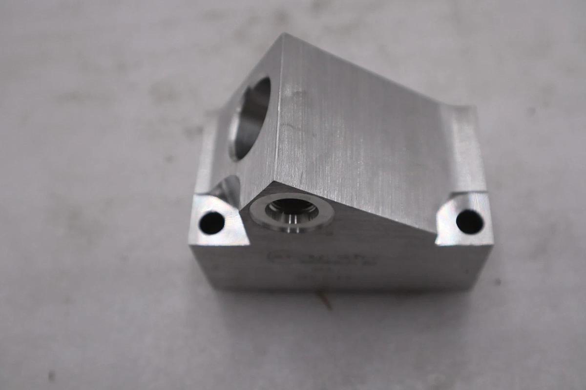 Used Sun Hydraulics BVL Line Mount Manifold - NEW - STOCK GF798