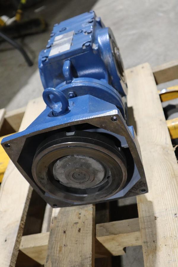 Used SEW EURODRIVE SA67 D26 DRN90S4/ SA67D26DRN90S4 GEARMOTOR-SURPLUS NEVER USED HS26