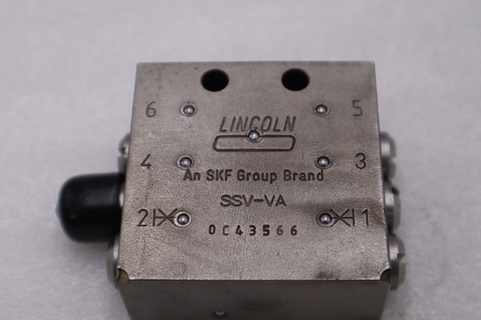 Used LINCOLN  SKF SSV-VA 0C43566 DIVIDER VALVE BLOCK STOCK H1032A