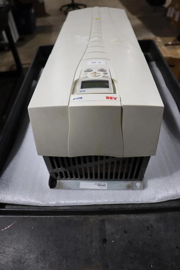 Used ABB ACH550-UH-125A-4 AC DRIVE 550 SERIES 3 PHASE 380-480 V AC STOCK S684