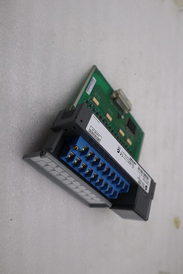 New Open Box ALLEN BRADLEY 1746-ITV16 SER C SLC 500 16 point Input Module H533A