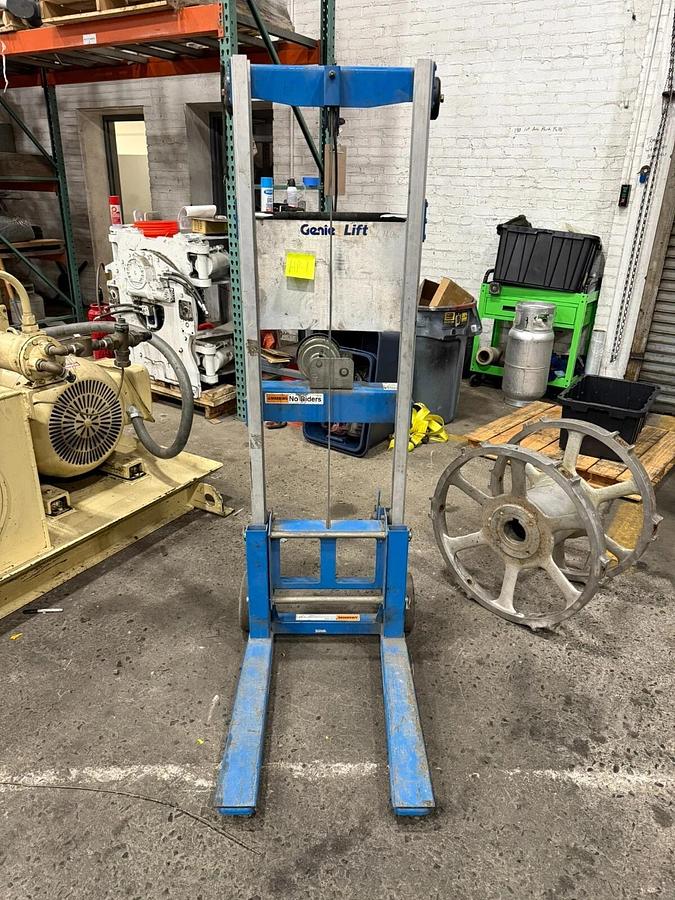 Used Genie Lift, GL-4 Heavy-Duty Aluminum Manual Lift Max 500 (MISSING CRANK LEVER)