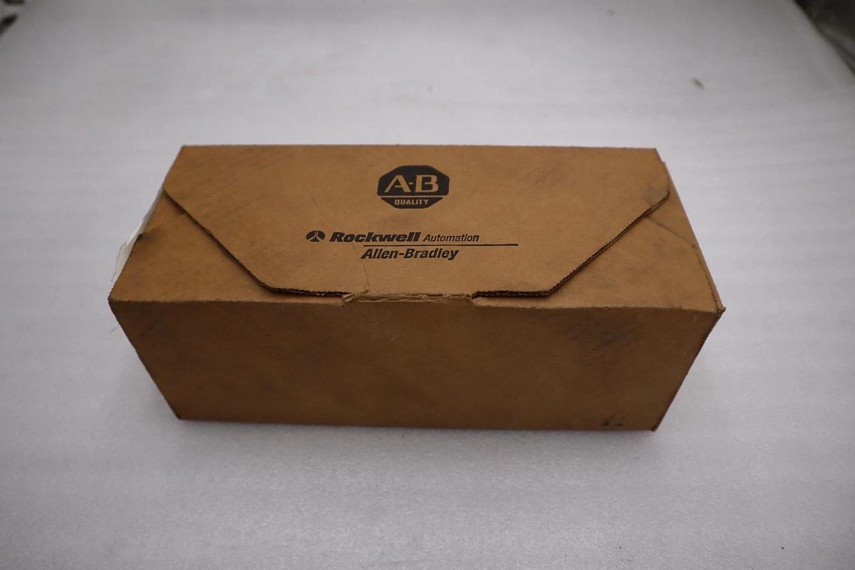 ALLEN BRADLEY 800R-4TZ SER. T - NEW IN BOX - STOCK 1423CC