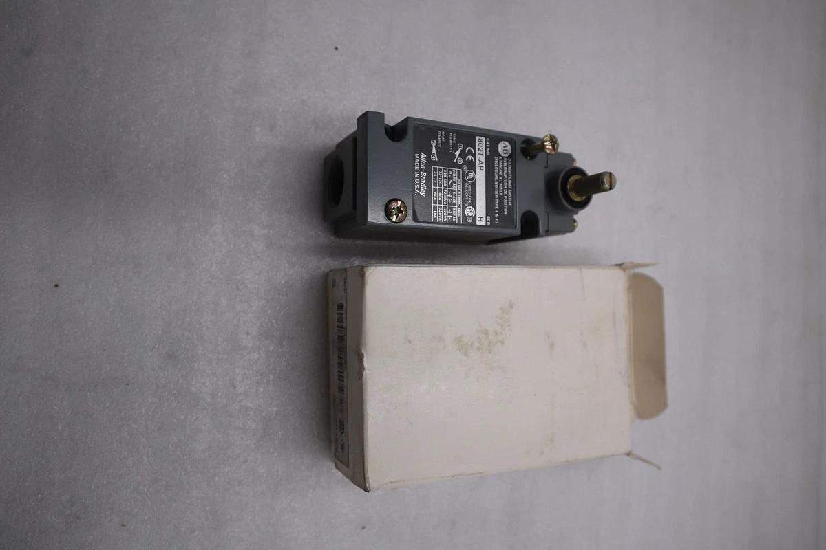 NEW OPEN BOX AB ALLEN BRADLEY 802T-AP, OILTIGHT LIMIT SWITCH STK GF844