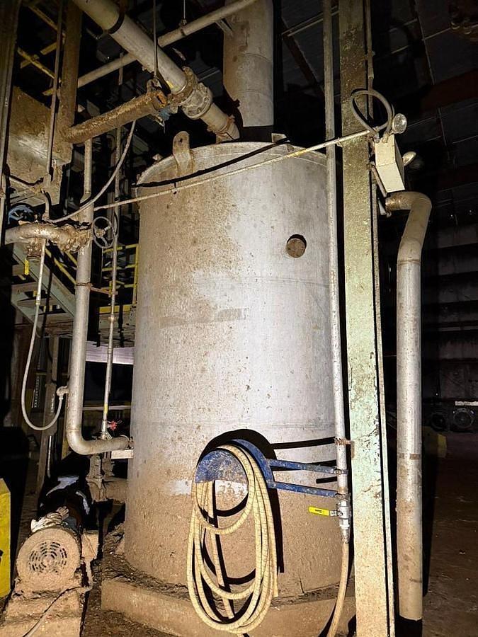 Used 6,500 GALLON TANK 304L STAINLESS STEEL MEASURING 8' DIAMETER X 12' TALL