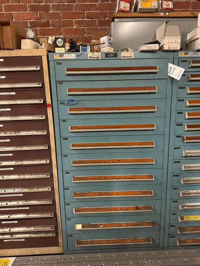 Used VIDMAR 11 DRAWER CABINET  (NO CONTENTS)