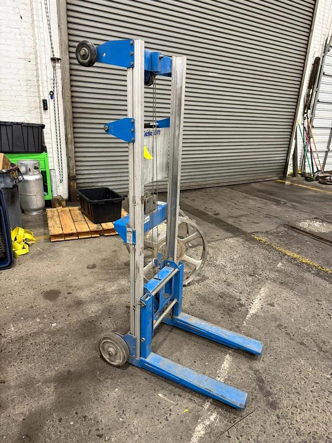 Used Genie Lift, GL-4 Heavy-Duty Aluminum Manual Lift Max 500 (MISSING CRANK LEVER)