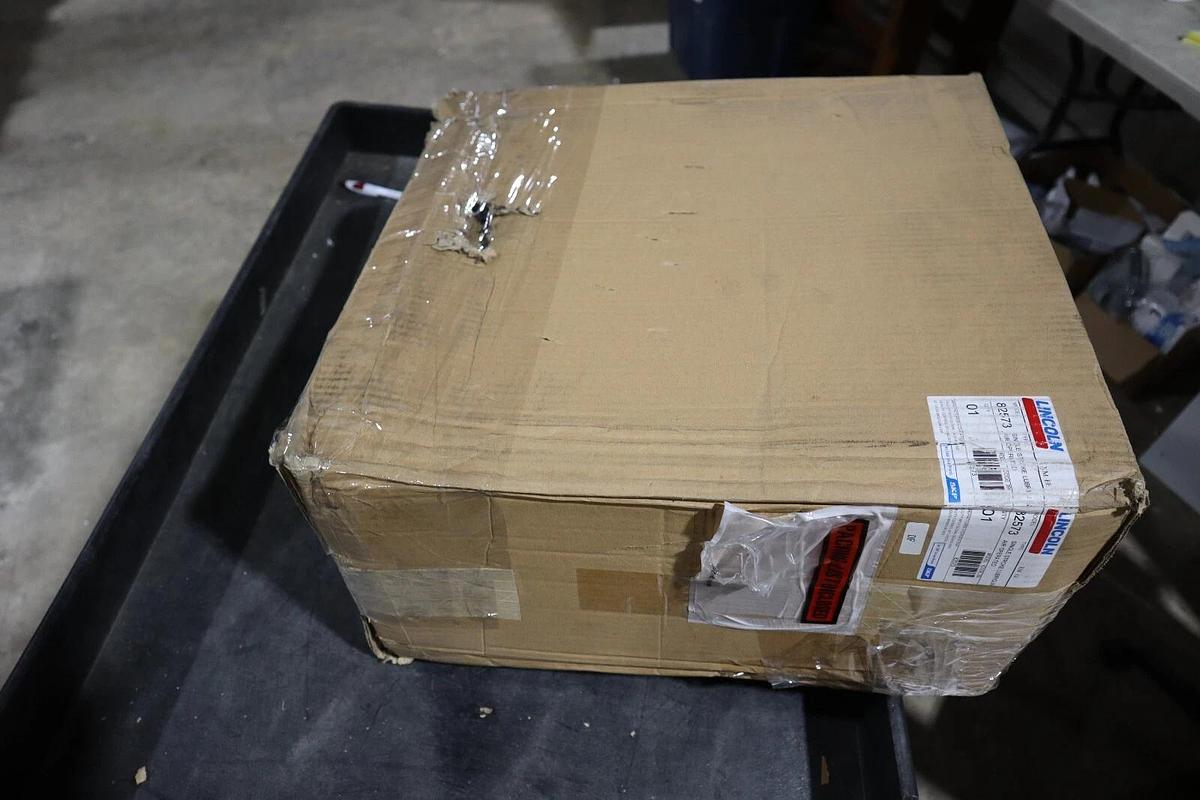 Used LINCOLN INDUSTRIAL 82573 RAM PUMP AIR OPERATED NEW IN BOX STOCK H713