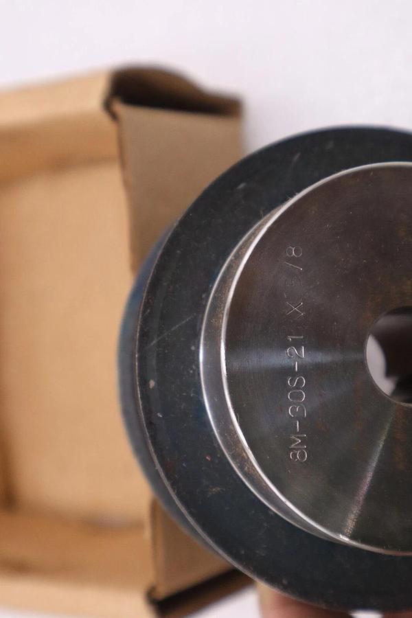 Used NEW IN BOX GATES 8M-30S-21 SPROCKET STOCK H143A