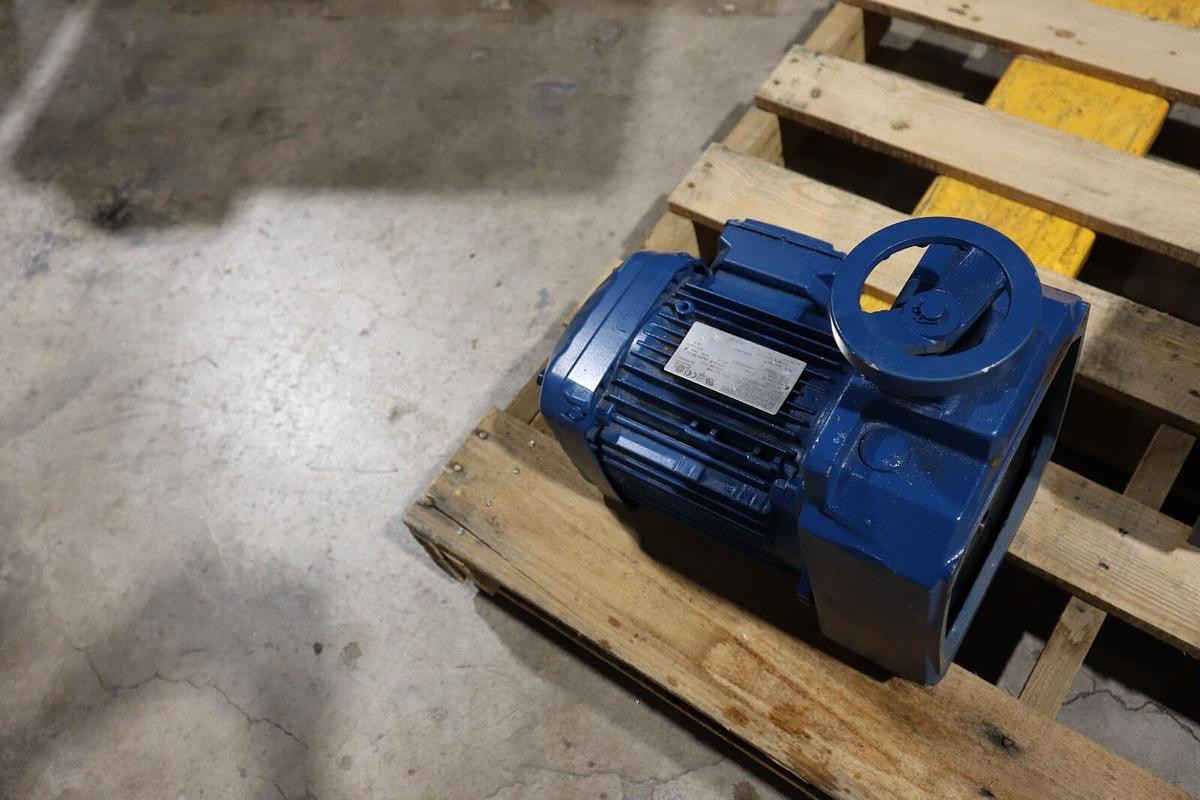 Used SEW EURODRIVE SA67 D26 DRN90S4/ SA67D26DRN90S4 GEARMOTOR-SURPLUS NEVER USED HS25