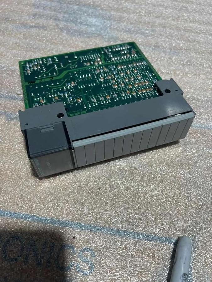 NEW OPEN BOX AB Allen Bradley 1746-NIO4I SLC 500 Input/Output Module STK L808CC