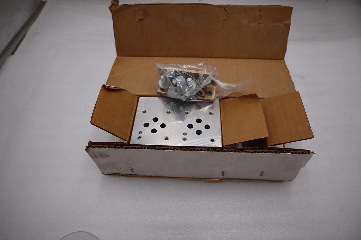 NEW IN BOX DAMAN AD03P022S/C ALUMINUM VALVE MANIFOLD 20.7 MPA STOCK H1224