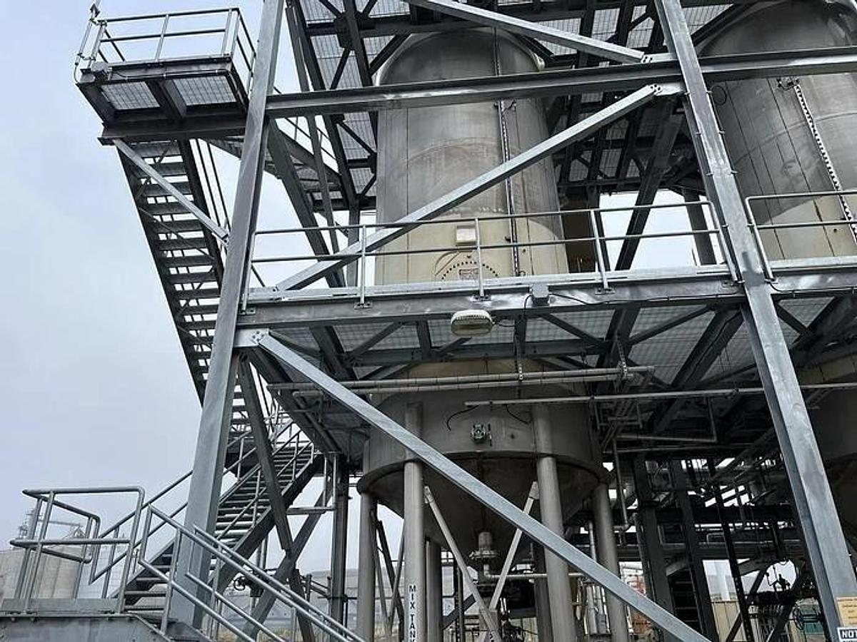 Used T BAILEY 316L STAINLESS STEEL TANK 33' TALL 12' DIAMETER MFG 2018 WITH AGITATOR