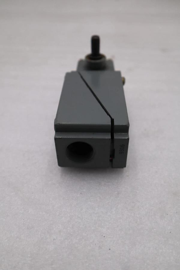 NEW OPEN BOX AB ALLEN BRADLEY 802T-ALP LIMIT SWITCH SER.J 802TALP STK L84C