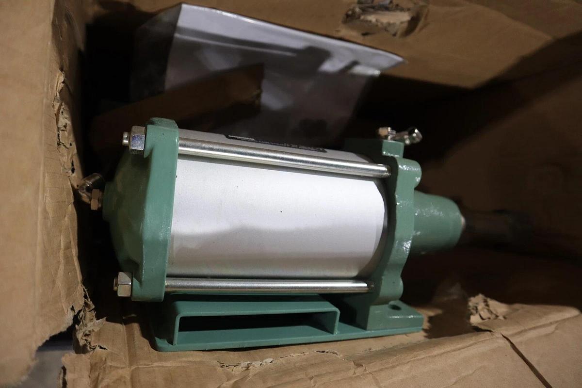 Used LINCOLN INDUSTRIAL 82573 RAM PUMP AIR OPERATED NEW IN BOX STOCK H713