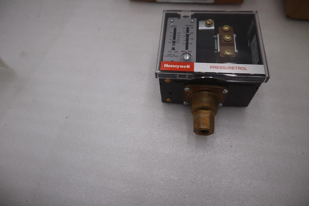 Used NEW OPEN BOX Honeywell L404F 1094 Pressure Control Switch STOCK SGF151