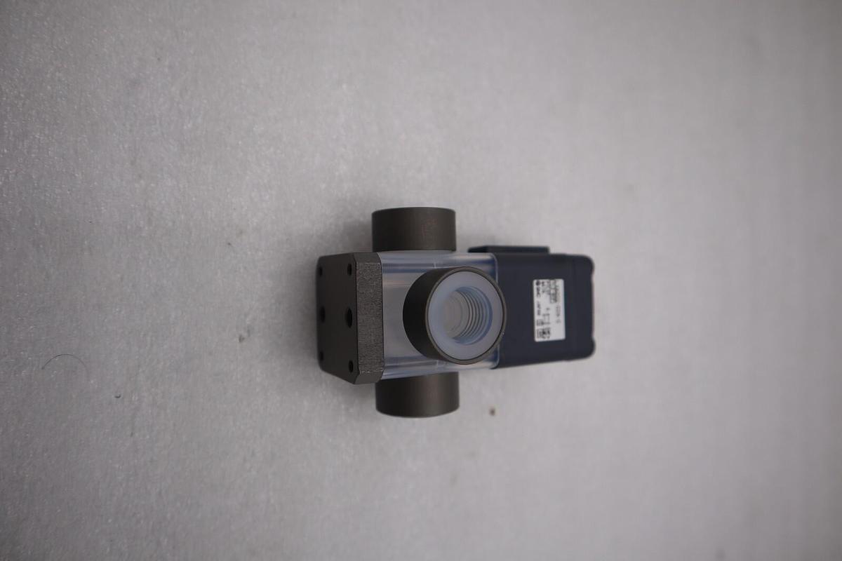 Used SMC LVA200-02N-C Solenoid Valve NEW UNIT STOCK G999A