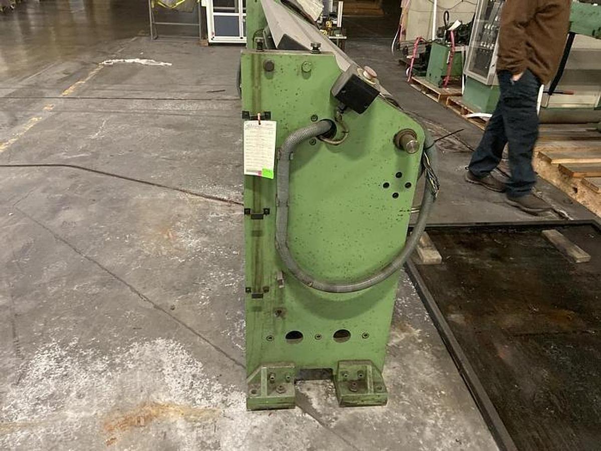Used 65" TITAN ATLAS SHAFTLESS FLOOR PICK UP UNWIND STAND