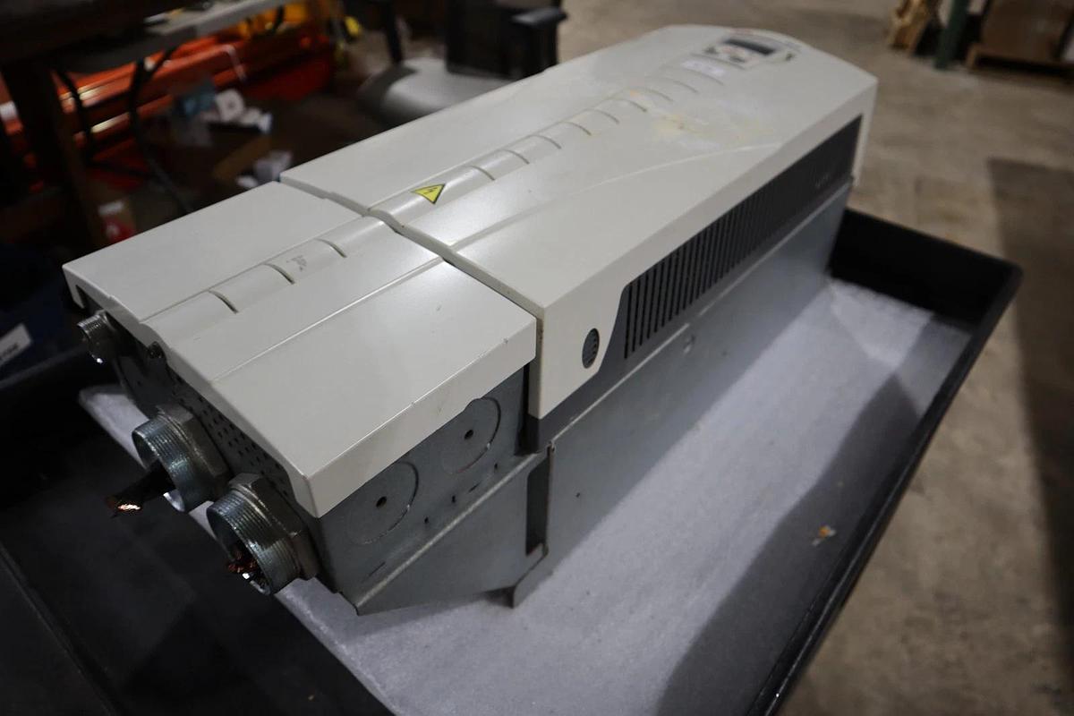 Used ABB ACH550-UH-125A-4 AC DRIVE 550 SERIES 3 PHASE 380-480 V AC STOCK S685