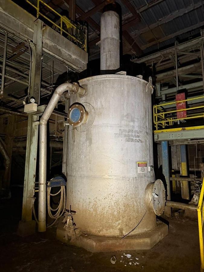 Used 6,500 GALLON TANK 304L STAINLESS STEEL MEASURING 8' DIAMETER X 12' TALL