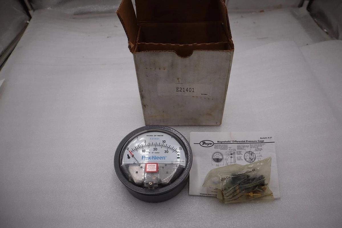 NEW Dwyer Magnehelic 190943-00 Flex-Kleen Pressure Gauge 0-15” H2O #H829A
