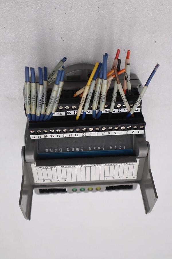 Used GIDDINGS & LEWIS M.1300.7372 R1 Input Module 24VDC SINK/SOURCE STOCK 636-D