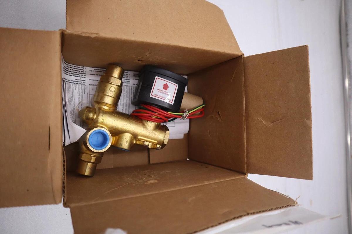NEW IN BOX ASCO EF8300G068U 120/60 1/2 X 5/16 3W STOCK G537