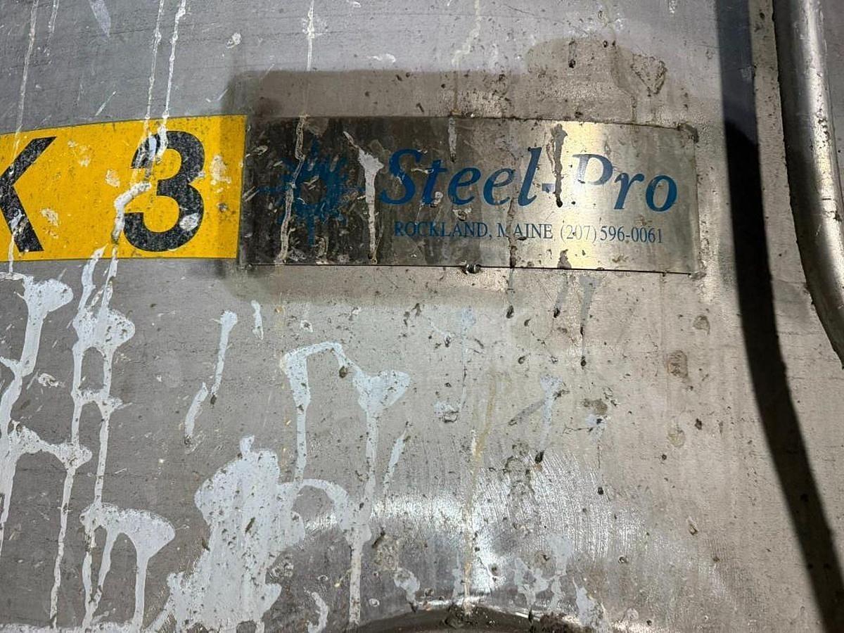 Used 2,500 GALLON 7' DIAMETER X 9' TALL STEEL PRO JACKETED STAINLESS TANK
