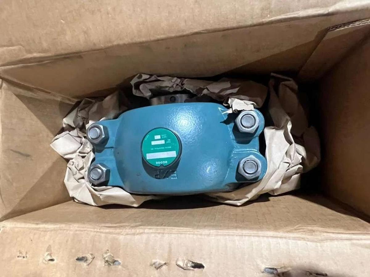 Used NEW DODGE 2-15/16" PILLOW BLOCK ROLLER BEARING / P2B-SD-215E / 066266 / 2-BOLT