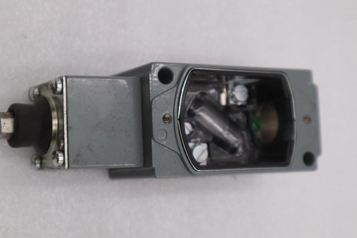 NEW OPEN BOX AB ALLEN-BRADLEY 802R-WS1F LIMIT SWITCH STK L-204CC