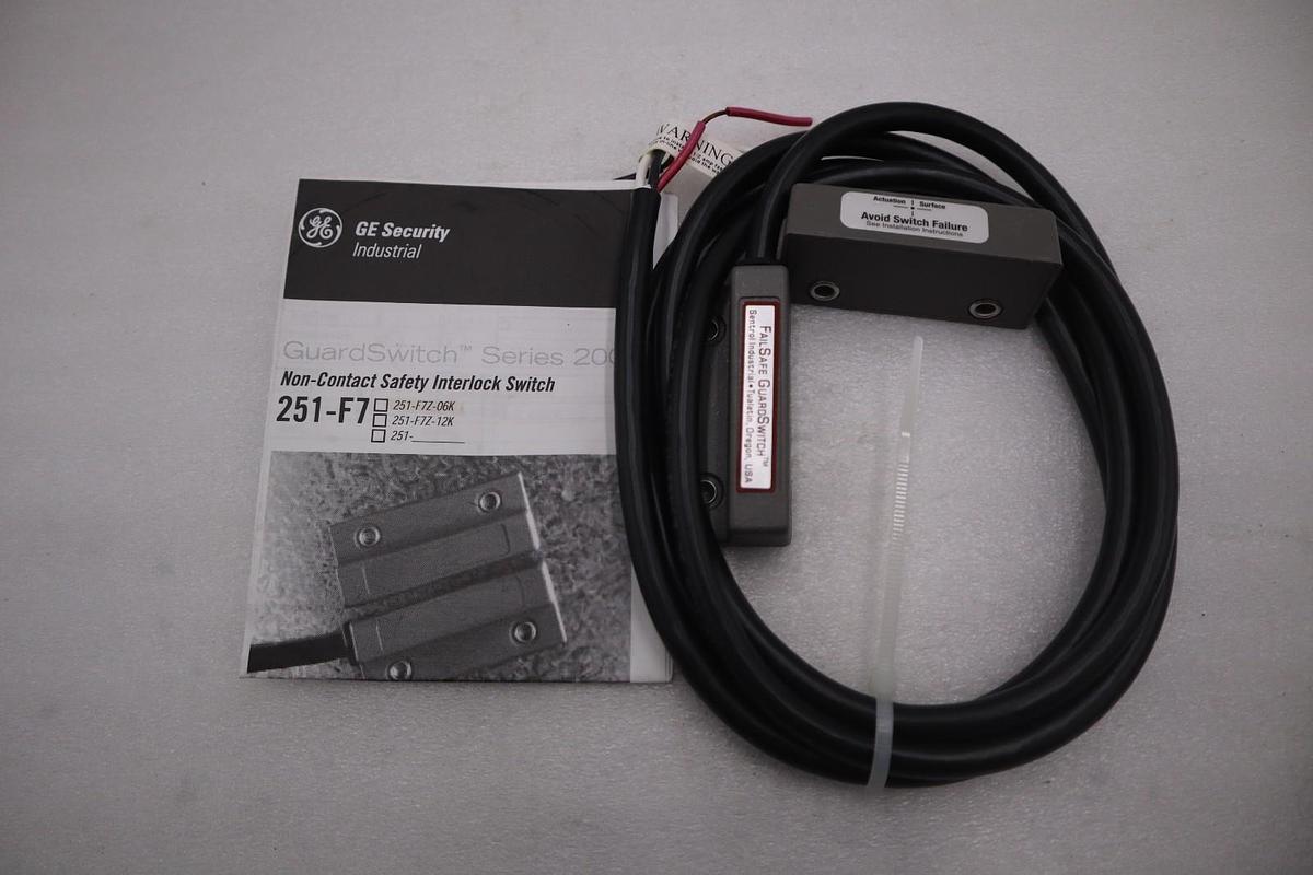Used SENTROL 251-F7Z-06K FAIL SAFE GUARD SWITCH 12W 24V STK G899A