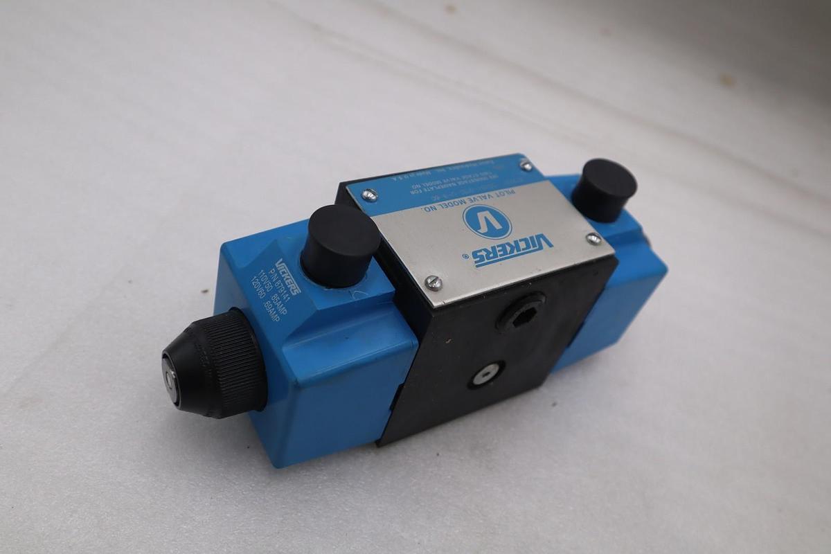 Used EATON Vickers DG4S4-012C-U-B-60 120vac Hydraulic Pilot Valve - STOCK GF581A