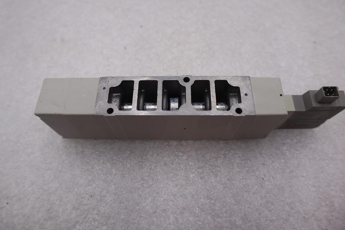 Used NEW OPEN BOX SMC SV4500-5FUD Double Solenoid Valve STOCK K-2473