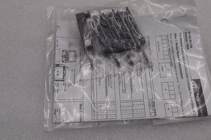 NEW HONEYWELL DC3200-AA-000R-140-00000-E0-0 UDC3200 CONTROLLER STOCK 2200