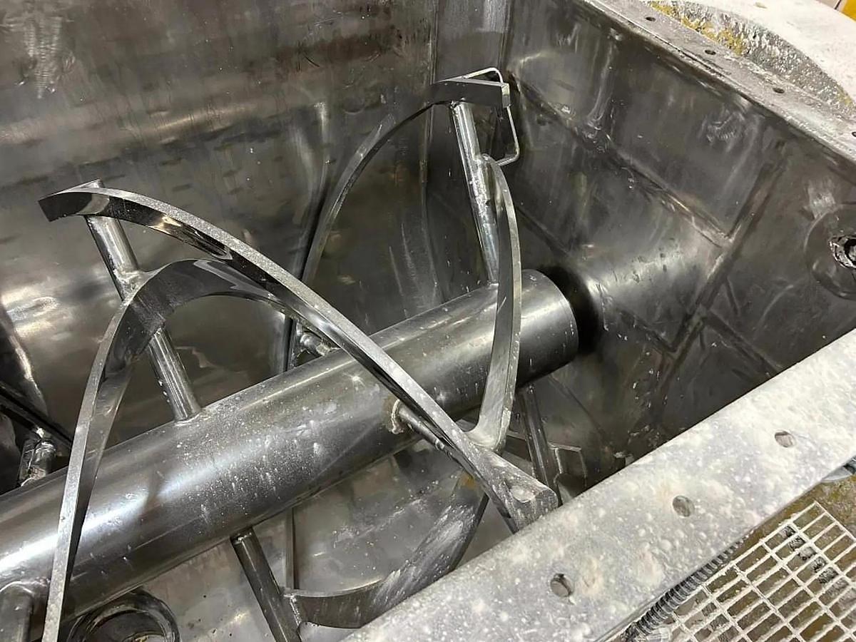 Used STAINLESS STEEL DOUBLE SPIRAL RIBBON BLENDER APROXIMATELY 222 CUBIC FEET