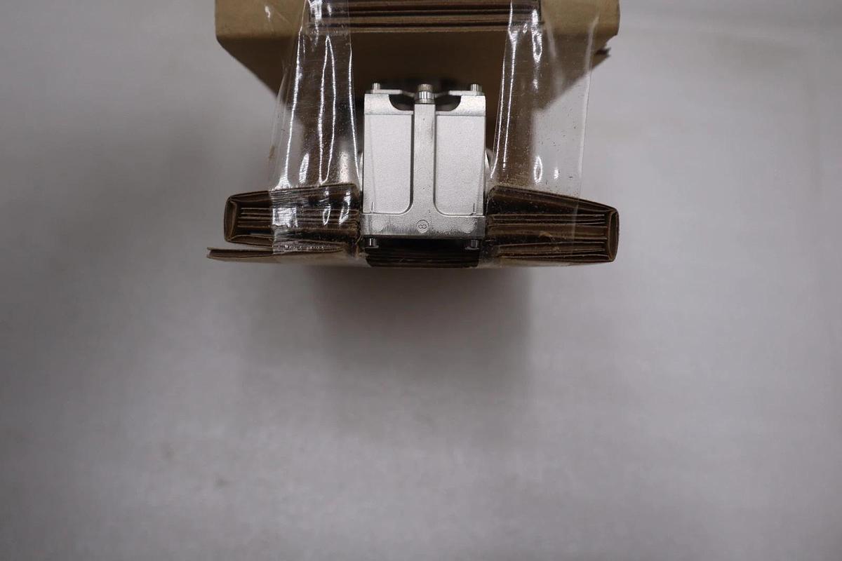 NEW OPEN BOX EMERSON FISHER I/P ASSEMBLY SHROUD 38B6041X152 STK GF842