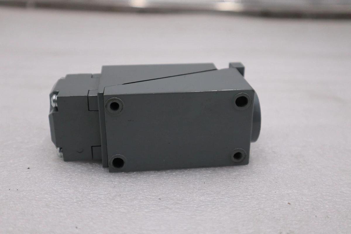 NEW OPEN BOX AB ALLEN BRADLEY 802T-ALP LIMIT SWITCH SER.J 802TALP STK K2111CC