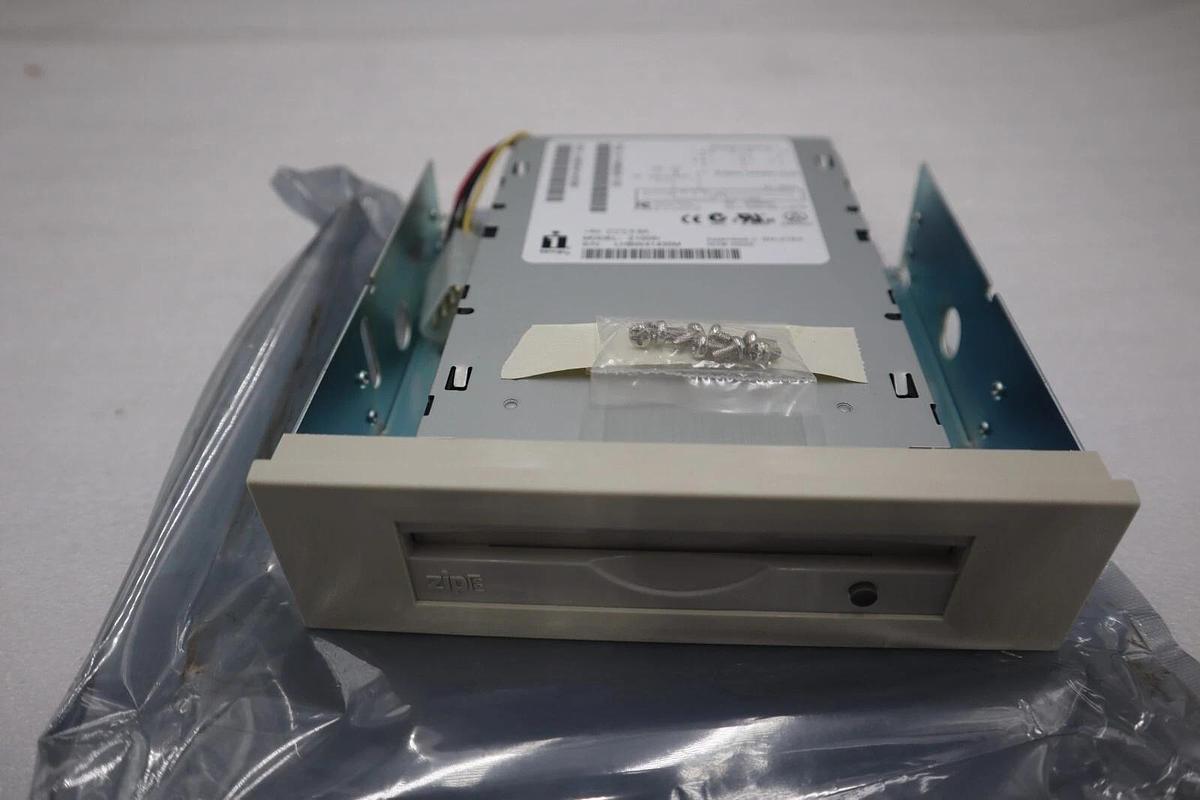 NEW Iomega Z100Si W/ 51196929135 Zip Drive STOCK G663