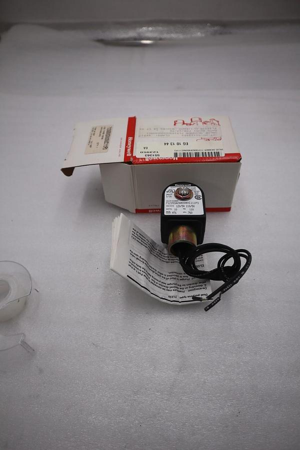 Used Genuine HONEYWELL Solenoid Valve 71235SN2GN00N0C111P3 NEW WITH BOX STOCK #G657A