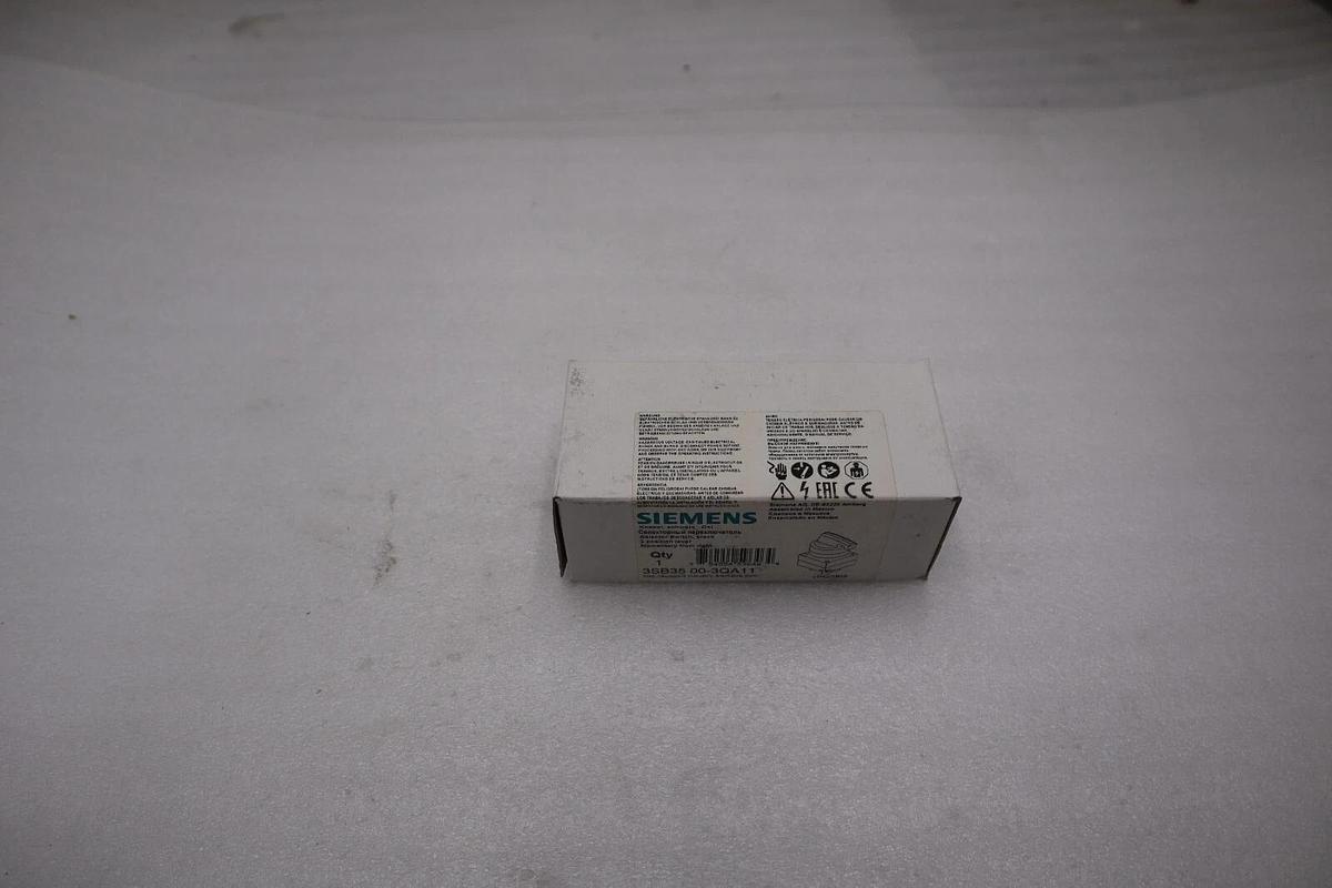 NEW OPEN BOX SIEMENS 3SB35 00-3QA11 Lever Momentary Selector Switch STK H70A