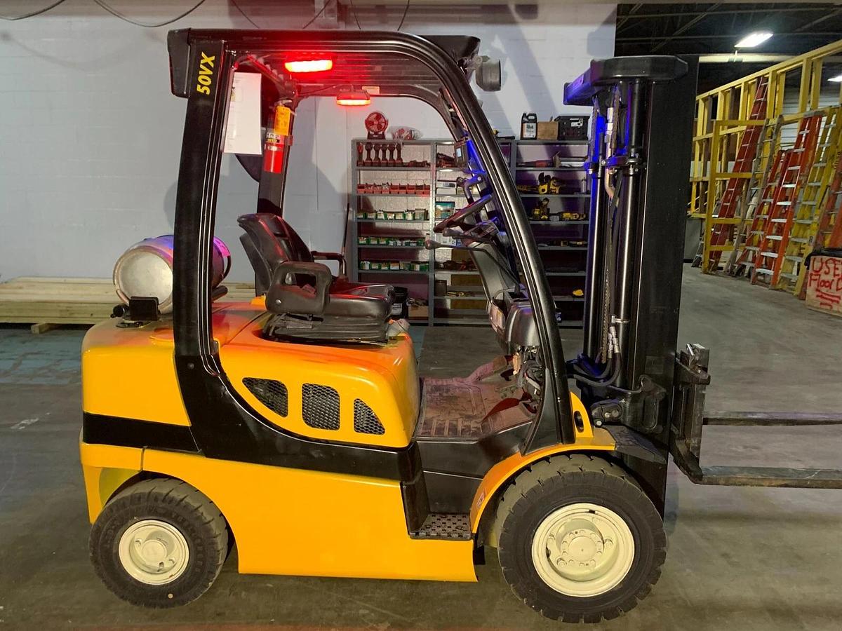 Used YALE GLP050VXNGSE084 5000LB FORKLIFT 6,500 HOURS
