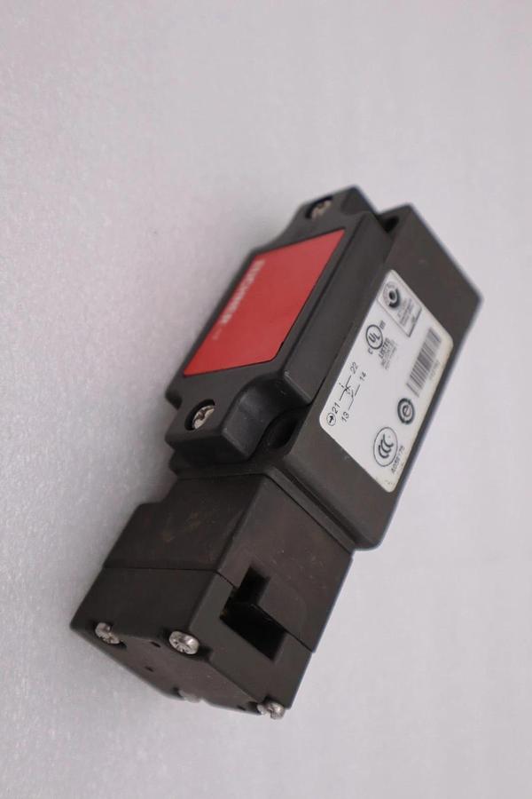Euchner NZ1VZ-528E-M Safety Interlock Switch 090671 230VAC/24VDC 4A NEW #H1404A