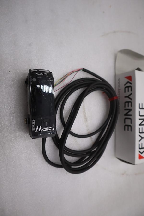KEYENCE IL-1050 LASER SENSOR 2000 MW 10-55 HZ - STOCK GF412A