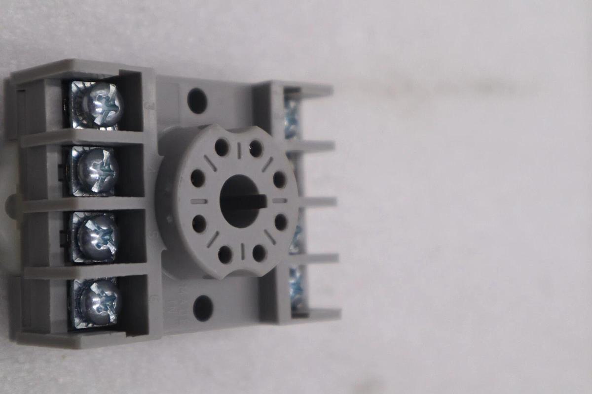 Used LOT OF 2 - ALLEN BRADLEY 700-HN125 SER. A 600V 10A Relays STOCK K-3405