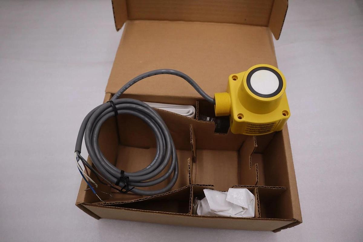 Used BANNER ENGINEERING QT50ULB ULTRASONIC SENSOR - STOCK GF134A